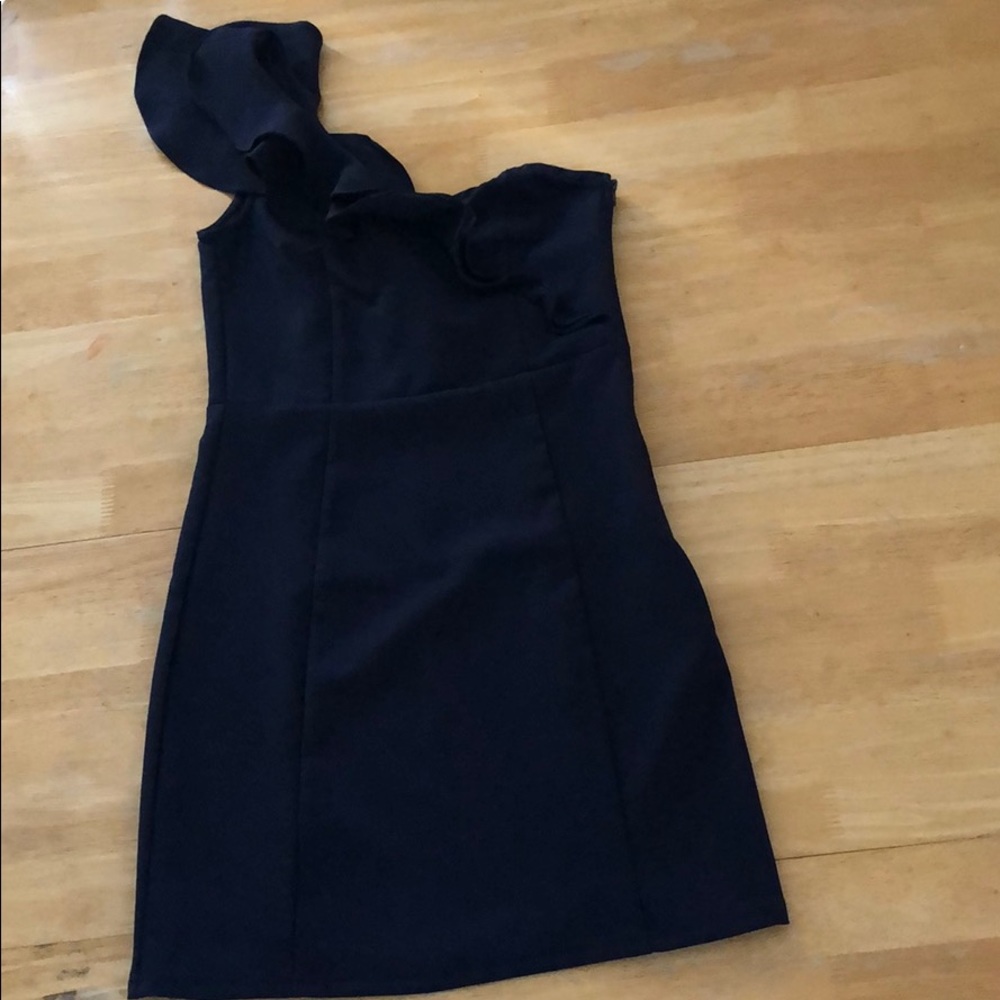 H&M’s short black dress